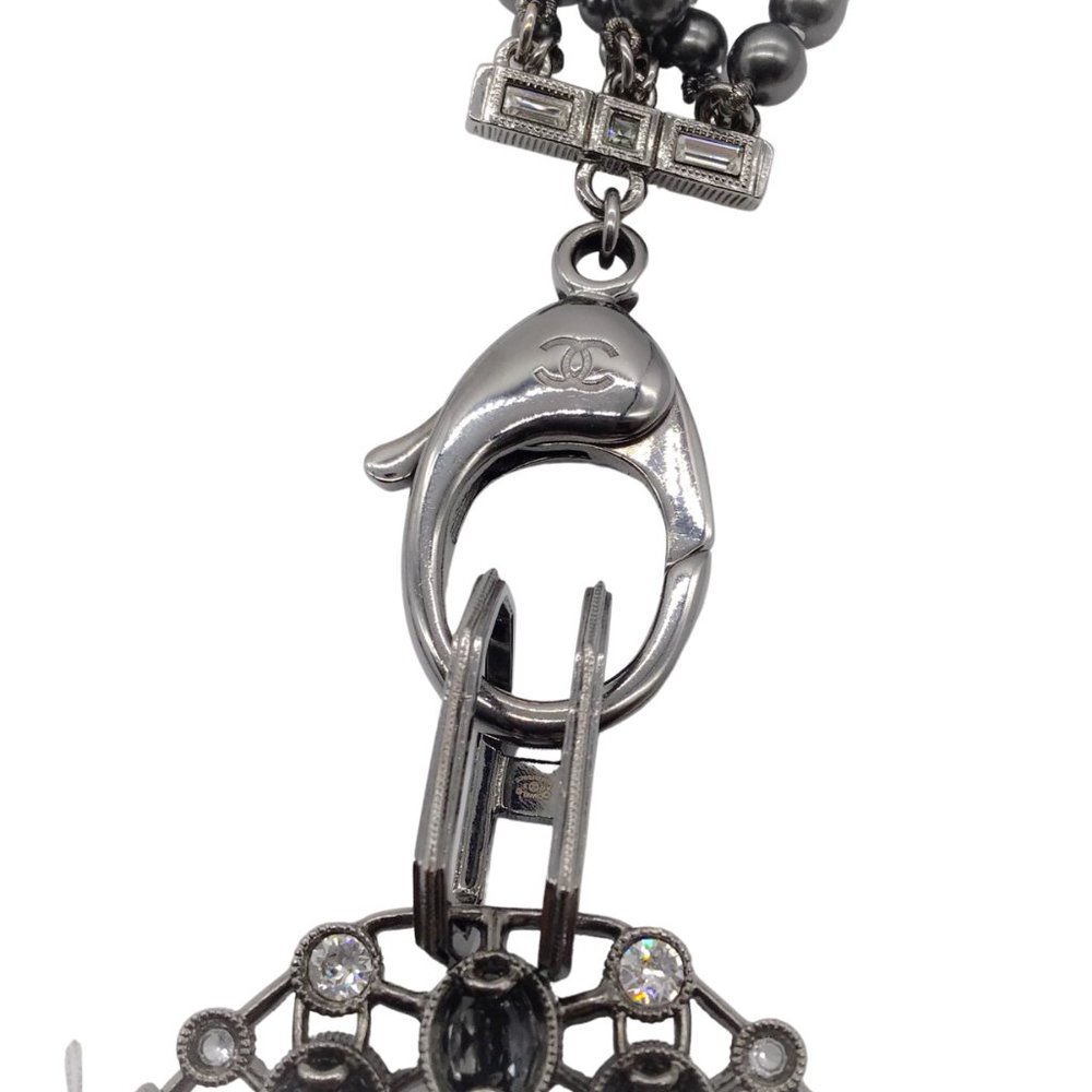 CHANEL GUNMETAL 2017 CRYSTAL EMBELLISHED CC LOGO TRIPLE STRAND PEARL NECKLACE - Picture 6 of 13